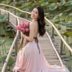 Cô gái xinh đẹp bên cầu tre và hoa sen giữa khung cảnh bình yên tự nhiên