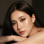 Hình ảnh chân thực của cô gái bí ẩn và quyến rũ trong ánh sáng mạnh mẽ