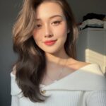 Cô nàng selfie rạng rỡ dưới ánh nắng vàng giờ vàng, phong cách nhẹ nhàng và thu hút