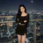 Chất ngời sắc đêm cùng phong cách thời trang đen quyền lực trên ban công cao ốc