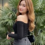 Cô gái trẻ trung và phong cách giữa không gian hiện đại và thiên nhiên tươi mát