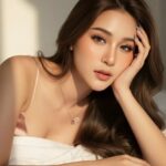 Chân dung nữ quyến rũ tự nhiên với ánh sáng buổi sáng ấm áp