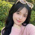 Góc nhìn mới trong selfie mùa hè của cô gái trẻ phong cách đầy cuốn hút