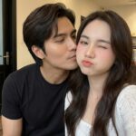 Ảnh tự sướng siêu thực của cặp đôi trẻ trung lung linh trong không gian ấm áp