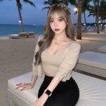 Biến hóa hình ảnh cô gái xinh đẹp bên bờ biển với phong cách trẻ trung và cuốn hút