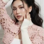 Cô gái trẻ quyến rũ với áo croptop hoa văn tinh tế và phong cách bohemian