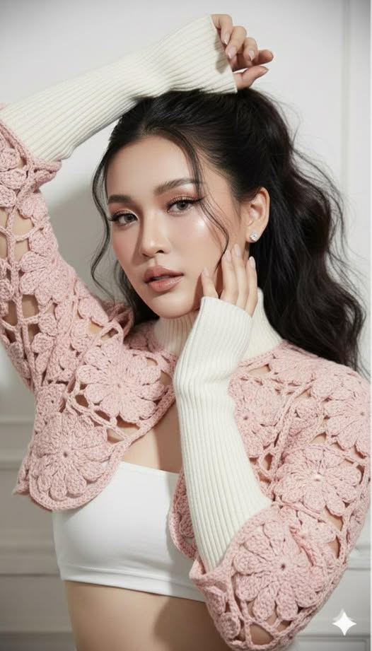 Cô gái trẻ quyến rũ với áo croptop hoa văn tinh tế và phong cách bohemian