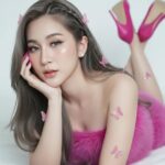 Hình ảnh chân dung nữ trẻ trung với phong cách và sắc màu nổi bật