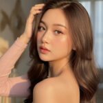 Nàng thơ với tóc bướm trong ánh nắng vàng rực rỡ buổi chiều hè