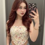 Mang phong cách selfie gương ấn tượng với tóc nâu đỏ và thời trang cá tính