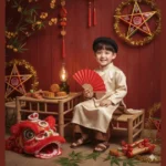 Chàng trai trong trang phục truyền thống ngày Tết Trung Thu rực rỡ và đáng yêu