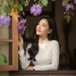 Nét đẹp rạng rỡ của cô gái trong Áo Dài giữa khung cửa gỗ và hoa bằng lăng tím