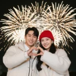Bức ảnh cặp đôi rực rỡ giữa bầu trời pháo hoa đêm giao thừa ấm áp và hạnh phúc