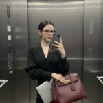 Tái hiện hình ảnh selfie sang trọng trong thang máy với phong cách đẳng cấp