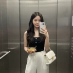 Tạo lại kiểu ảnh selfie trong thang máy với phong cách hiện đại và chi tiết hoàn hảo.