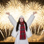 Chân dung thực tế của cô gái Việt Nam rạng rỡ dưới bầu trời pháo hoa lung linh