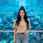 Chụp ảnh cực chất với style dạo chơi bên bể cá khổng lồ tại shopping mall