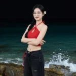 Chân dung cô gái bên biển đêm với vẻ đẹp tự nhiên và phong cách trẻ trung