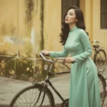 Chân dung nửa người với áo dài vintage bên xe đạp cổ điển tại chợ Bến Thành