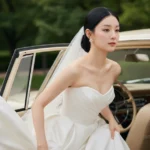 Chân dung cô dâu tinh tế bên xe vintage trong bộ váy cưới hoàn hảo