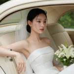 Chân dung cô dâu lãng mạn trong xe cổ với váy cưới thanh lịch và hoa tươi tắn