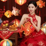 Thiếu Nữ Xinh Đẹp Trong Không Khí Tết Trung Thu Rực Rỡ Với Đèn Lồng Cá Vàng