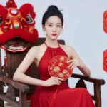 Nữ sinh xinh đẹp với áo dài đỏ giữa không gian lễ hội truyền thống hấp dẫn