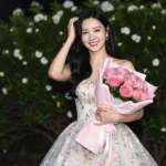 Cô gái châu Á rạng rỡ bên bó hoa hồng trong đêm lung linh ánh flash