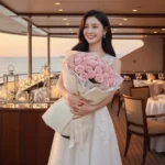 Nụ cười rạng rỡ trên du thuyền sang trọng cùng hoa hồng và ánh đèn vàng lãng mạn