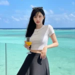 Hình ảnh chân thực của cô gái xinh đẹp tại quán bar Maldives giữa buổi chiều nắng ấm