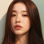 Góc chụp gần giúp tôn lên vẻ đẹp tự nhiên của cô gái cao và thanh mảnh