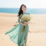 Tỏa sáng giữa đồi cát vàng với cô gái tóc xoăn và nụ cười rạng rỡ trong áo dài xanh