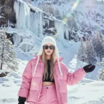 Chụp ảnh thời trang ngoài trời với cô gái trẻ trong khung cảnh mùa đông tuyệt đẹp