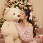 Giáng sinh ấm áp với cô gái và gấu bông giữa khung cảnh dịu dàng