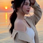 Chân dung cô gái trẻ bên bờ hồ lúc hoàng hôn tuyệt đẹp 8K sắc nét