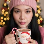 Nàng gái mùa đông và ly cacao nóng giữa không khí Giáng sinh ấm áp