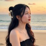 Chân dung cô gái trẻ bên bờ biển dưới ánh hoàng hôn tuyệt đẹp