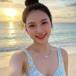 Chụp ảnh chân dung sinh động của cô gái trẻ bên biển rực rỡ và tươi vui