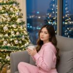 Tạo chân dung thực tế của cô gái trẻ trong không gian ấm cúng ngày lễ