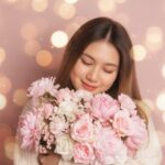 Bức chân dung cô gái dịu dàng bên bó hoa mang không khí ấm áp như câu chuyện cổ tích