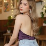 Tạo hình ảnh cô gái hiện đại trong quán cà phê với phong cách thời trang ấn tượng