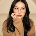 Chân dung nữ xinh đẹp với phong cách Hàn Quốc trên sofa màu kem