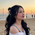 Chân dung cô gái trẻ bên bãi biển với ánh hoàng hôn tuyệt đẹp