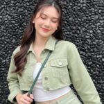 Cô gái xinh đẹp với phong cách tự nhiên và trang phục nhẹ nhàng độc đáo