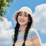 Những khoảnh khắc tuyệt đẹp dưới bầu trời xanh tươi sáng và phong cách thời trang trẻ trung