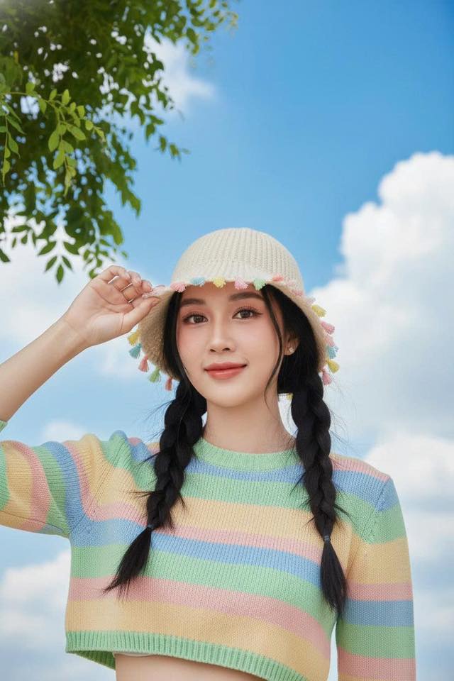 Gái xinh trên nền trời xanh biếc với phong cách trẻ trung và năng động