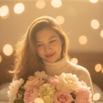 Ánh sáng vàng buổi sáng lung linh với cô gái xinh đẹp và bó hoa pastel mơ màng