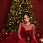 Chụp ảnh Giáng sinh sang trọng với mẫu nữ quyến rũ bên cây thông lấp lánh