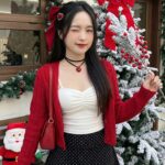 Gái xinh tháng Giêng tạo dáng bên cây thông Noel trong không khí lễ hội rộn ràng