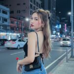 Chân dung cô gái phong cách 2000s với lollipop và outfit cá tính tuyệt đẹp